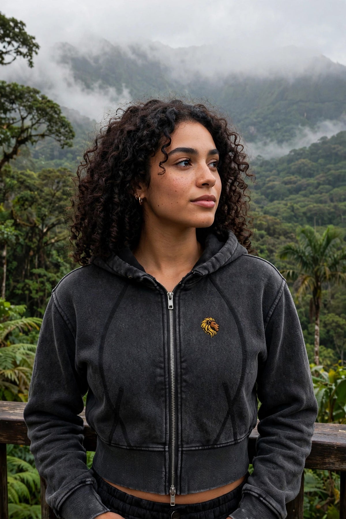 Modelo usando The One Vintage Cropped Fleece Hoodie
