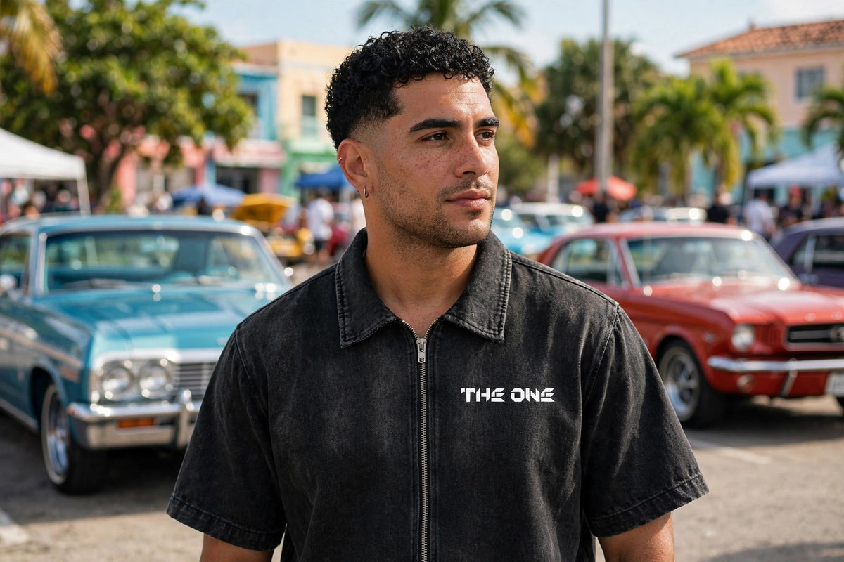 Modelo usando Vintage Washed Full-Zip Denim Shirt