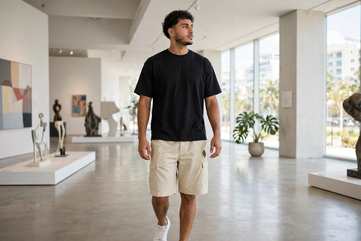 Modelo usando The One Essential T-Shirt