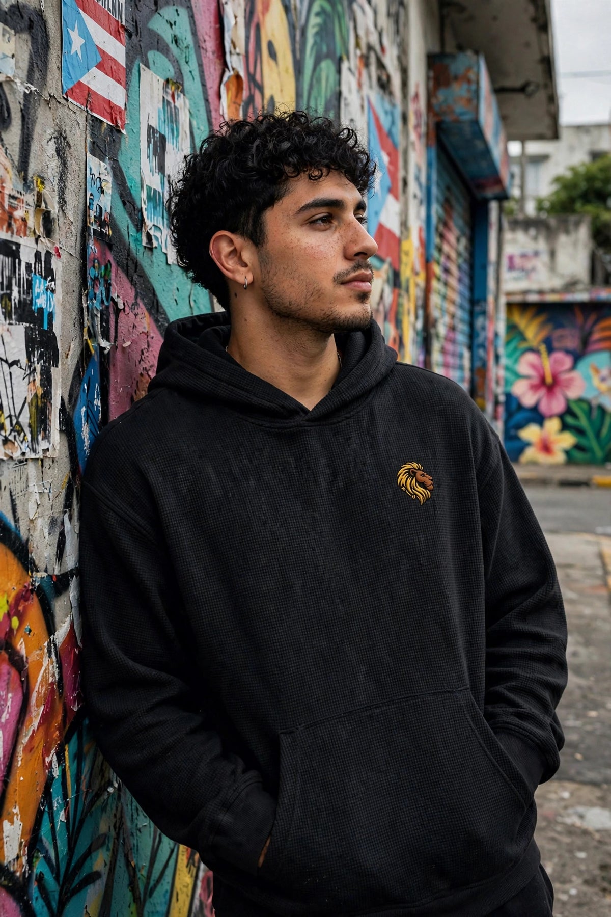 Modelo usando The One Waffle Boxy Hoodie