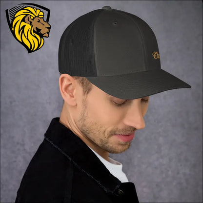 Black trucker cap with mesh back and gold logo for a bold look, esta gorra