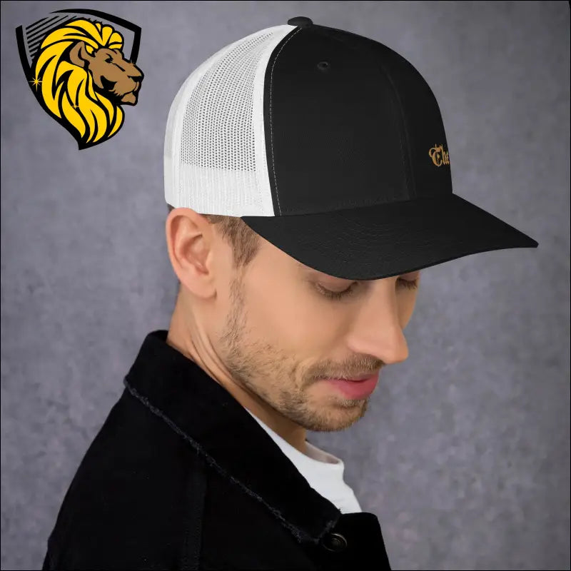 Black and white trucker cap with gold embroidery for a bold look in esta gorra