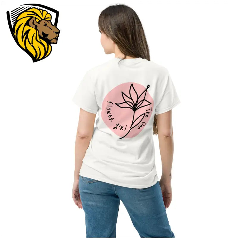 Flower Girl TeeFlower Girl Tee captura la esencia de la frescura y la libertad. Con un diseño delicado y vibrante de flores, esta camiseta es perfecta para las que buscan un estiloThe One PR