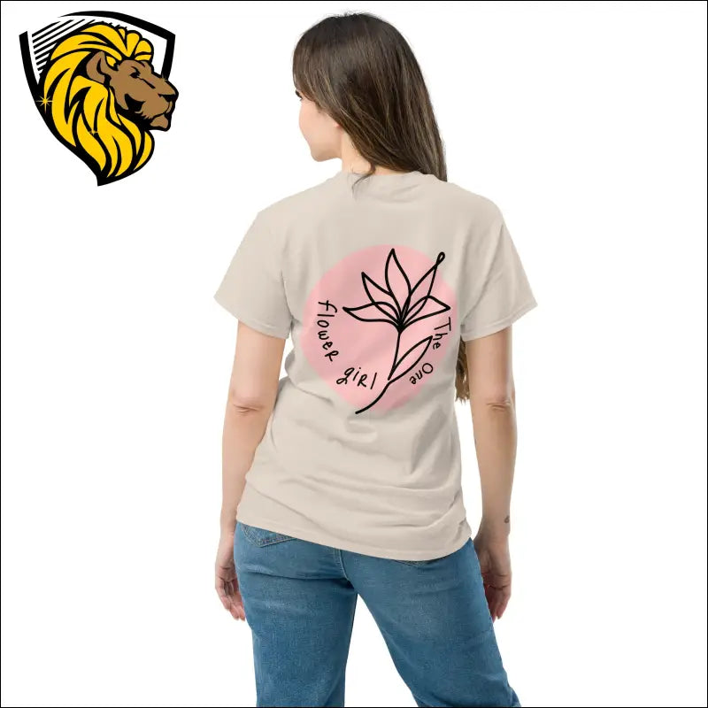 Flower Girl TeeFlower Girl Tee captura la esencia de la frescura y la libertad. Con un diseño delicado y vibrante de flores, esta camiseta es perfecta para las que buscan un estiloThe One PR