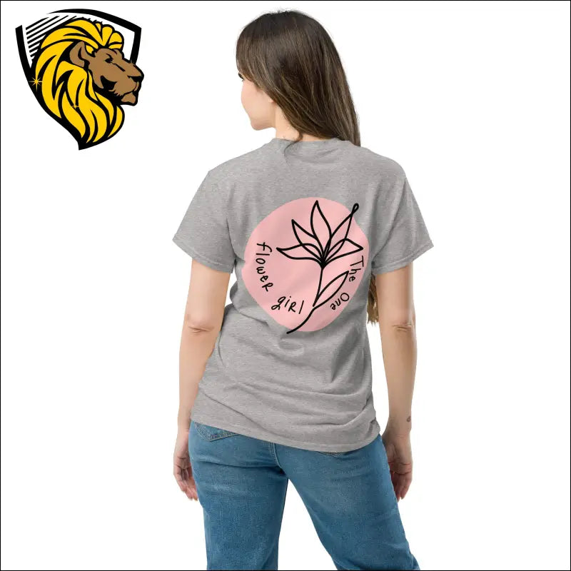 Flower Girl TeeFlower Girl Tee captura la esencia de la frescura y la libertad. Con un diseño delicado y vibrante de flores, esta camiseta es perfecta para las que buscan un estiloThe One PR