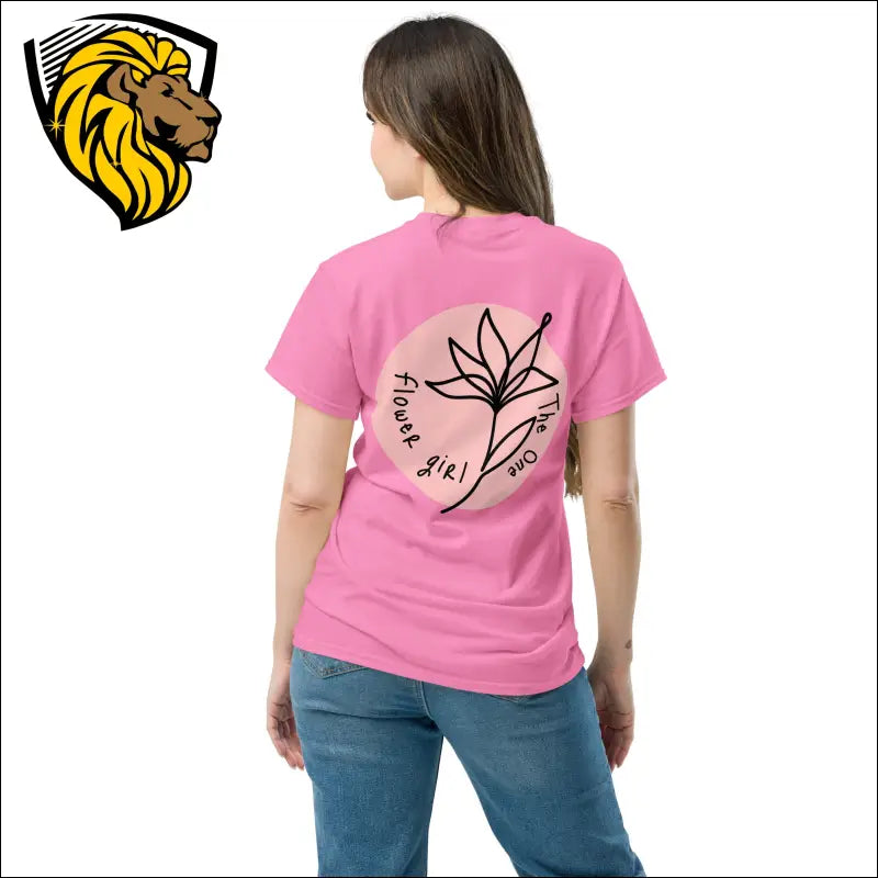 Flower Girl TeeFlower Girl Tee captura la esencia de la frescura y la libertad. Con un diseño delicado y vibrante de flores, esta camiseta es perfecta para las que buscan un estiloThe One PR