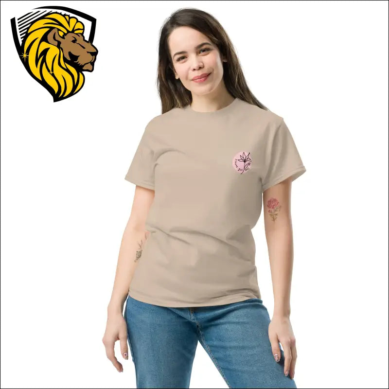 Flower Girl TeeFlower Girl Tee captura la esencia de la frescura y la libertad. Con un diseño delicado y vibrante de flores, esta camiseta es perfecta para las que buscan un estiloThe One PR