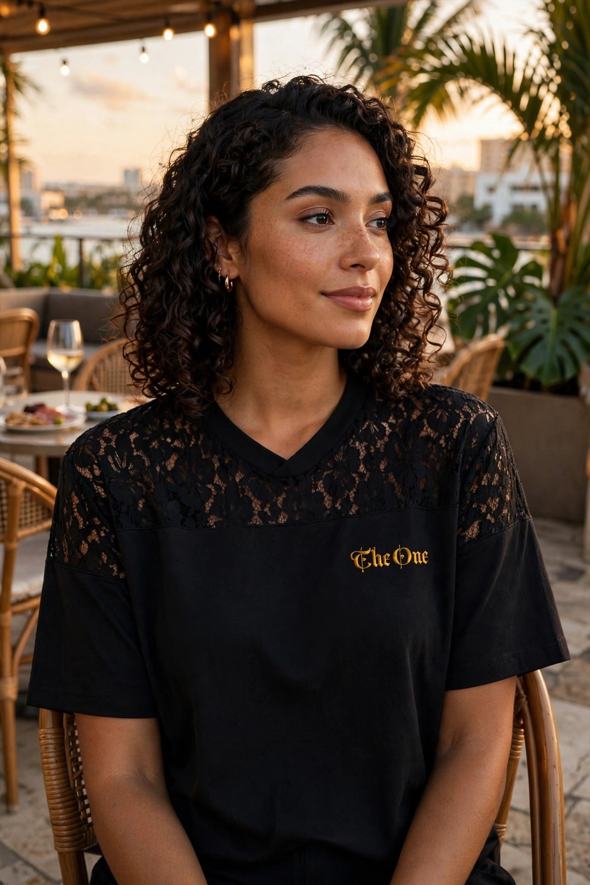 Modelo usando The One Lace Paneling V-Neck T-Shirt