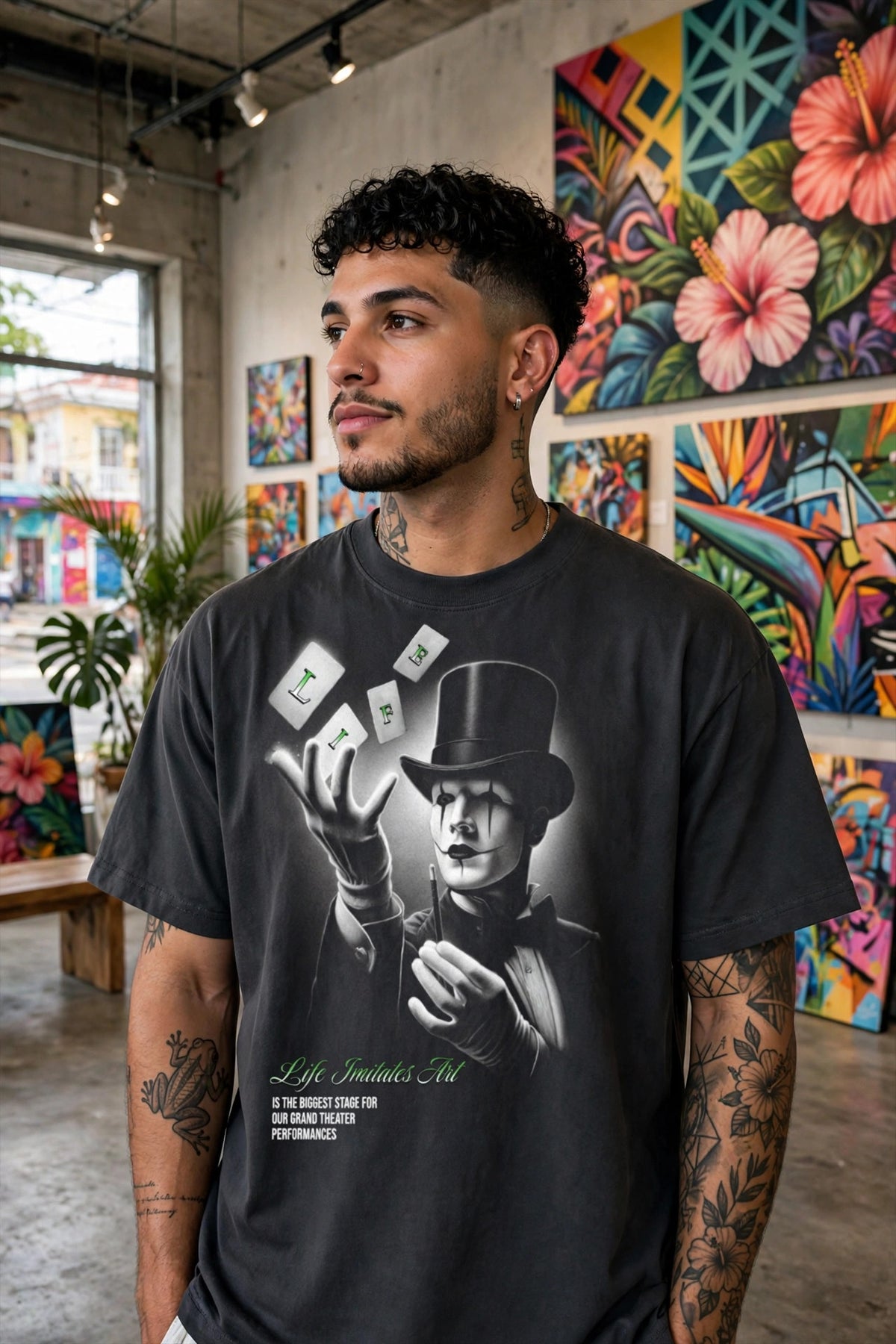 Modelo usando Life Imitates Art Boxy T-Shirt