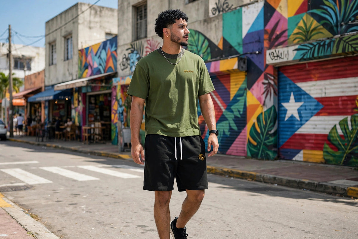 Modelo usando The One Heavyweight Raw Edge Shorts