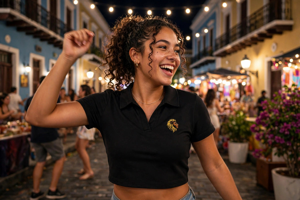Modelo usando The One V-Neck Crop Top