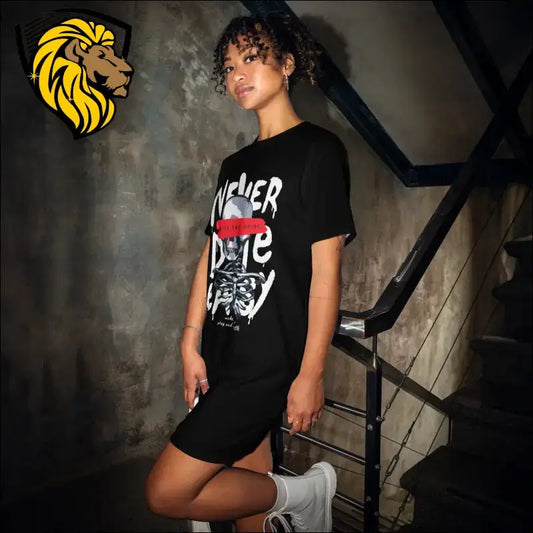 Never Die Easy T-Shirt DressNever Die Easy T-shirt Dress es más que una prenda, es una actitud. Diseñada para mujeres que enfrentan cada día con fuerza y determinación, este vestido estilo t-shThe One PR