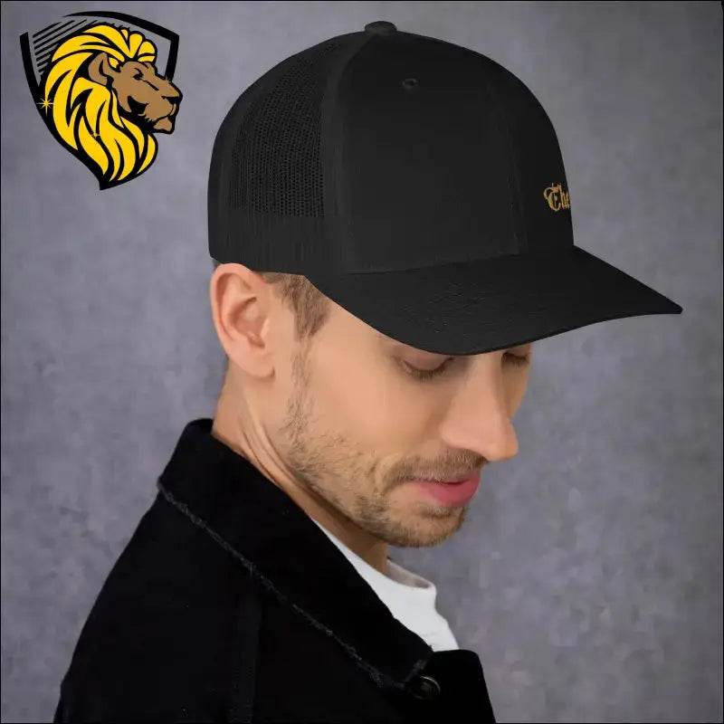 The One Trucker CapThe One Trucker Cap es el accesorio perfecto para quienes buscan un estilo casual, fresco y lleno de actitud. Con su diseño clásico de malla en la parte trasera y unThe One PR