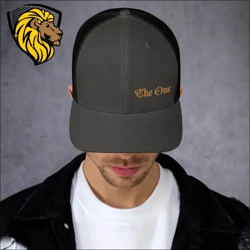 The One Trucker CapThe One Trucker Cap es el accesorio perfecto para quienes buscan un estilo casual, fresco y lleno de actitud. Con su diseño clásico de malla en la parte trasera y unThe One PR