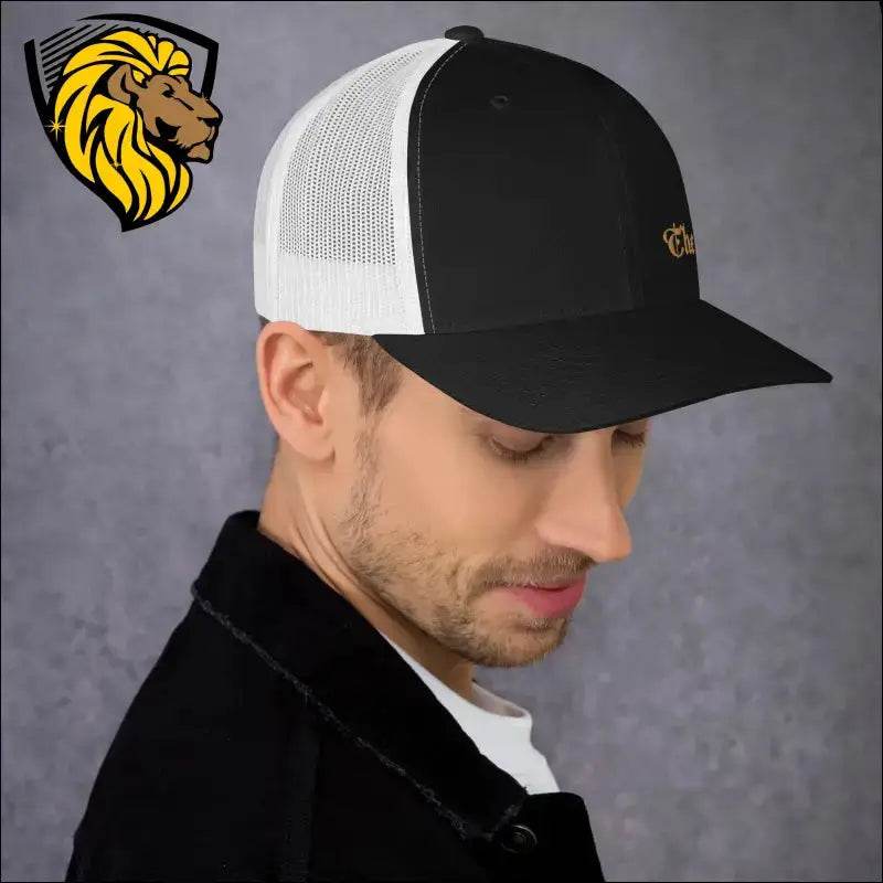The One Trucker CapThe One Trucker Cap es el accesorio perfecto para quienes buscan un estilo casual, fresco y lleno de actitud. Con su diseño clásico de malla en la parte trasera y unThe One PR