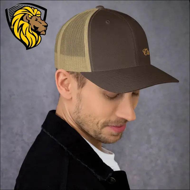 The One Trucker CapThe One Trucker Cap es el accesorio perfecto para quienes buscan un estilo casual, fresco y lleno de actitud. Con su diseño clásico de malla en la parte trasera y unThe One PR