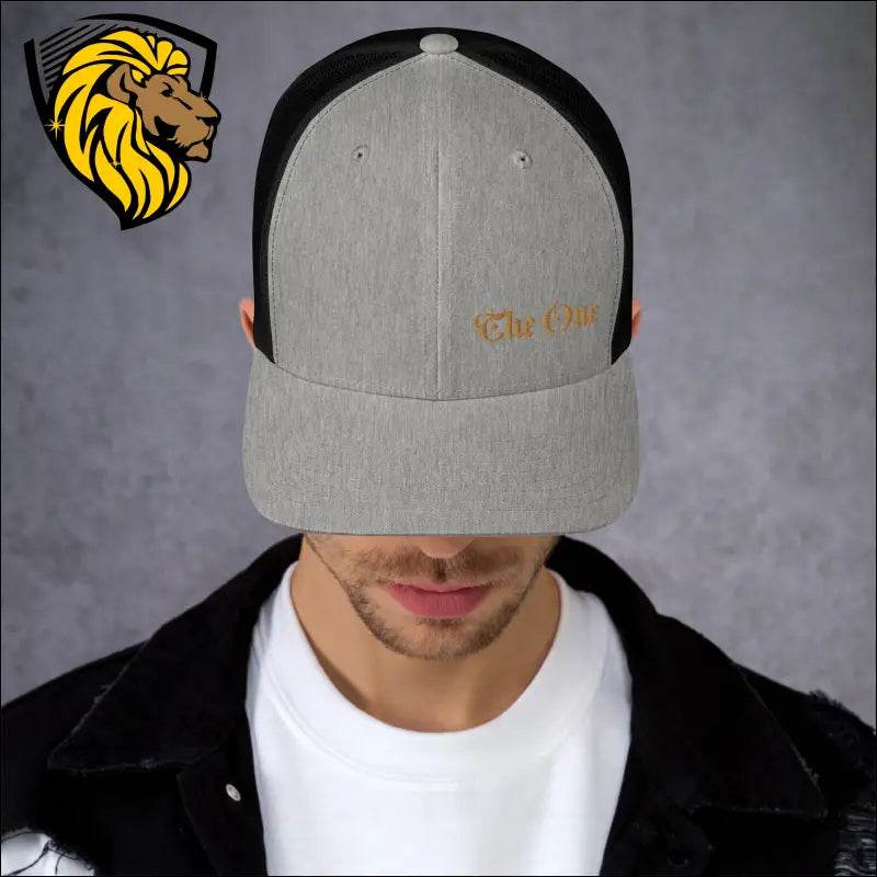 The One Trucker CapThe One Trucker Cap es el accesorio perfecto para quienes buscan un estilo casual, fresco y lleno de actitud. Con su diseño clásico de malla en la parte trasera y unThe One PR