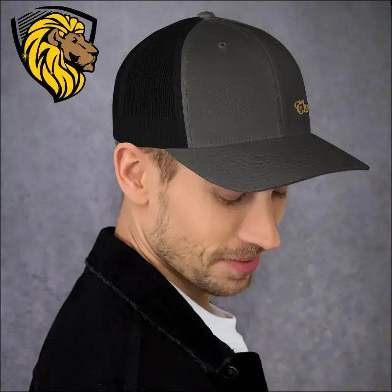 The One Trucker CapThe One Trucker Cap es el accesorio perfecto para quienes buscan un estilo casual, fresco y lleno de actitud. Con su diseño clásico de malla en la parte trasera y unThe One PR