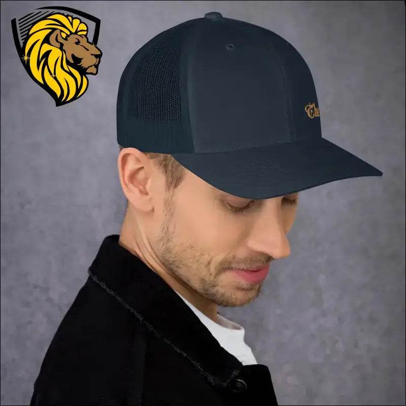 The One Trucker CapThe One Trucker Cap es el accesorio perfecto para quienes buscan un estilo casual, fresco y lleno de actitud. Con su diseño clásico de malla en la parte trasera y unThe One PR