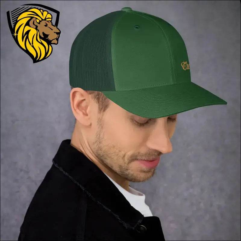 The One Trucker CapThe One Trucker Cap es el accesorio perfecto para quienes buscan un estilo casual, fresco y lleno de actitud. Con su diseño clásico de malla en la parte trasera y unThe One PR
