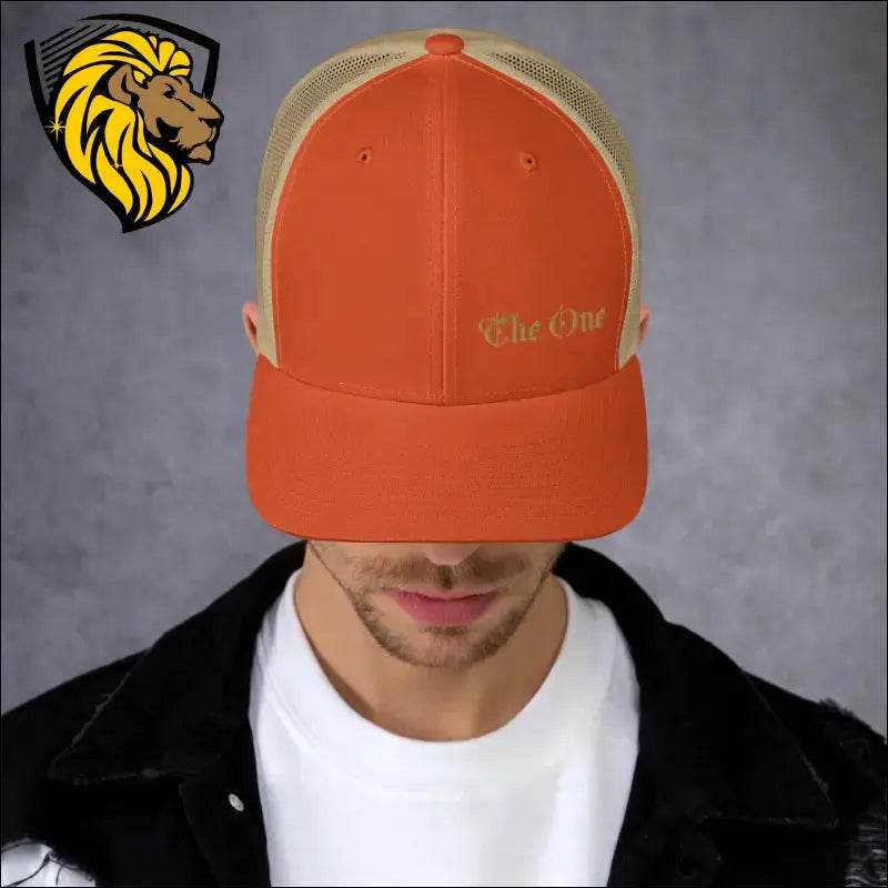 The One Trucker CapThe One Trucker Cap es el accesorio perfecto para quienes buscan un estilo casual, fresco y lleno de actitud. Con su diseño clásico de malla en la parte trasera y unThe One PR