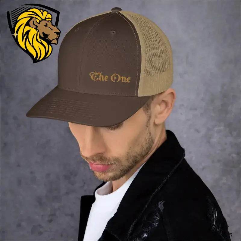 The One Trucker CapThe One Trucker Cap es el accesorio perfecto para quienes buscan un estilo casual, fresco y lleno de actitud. Con su diseño clásico de malla en la parte trasera y unThe One PR
