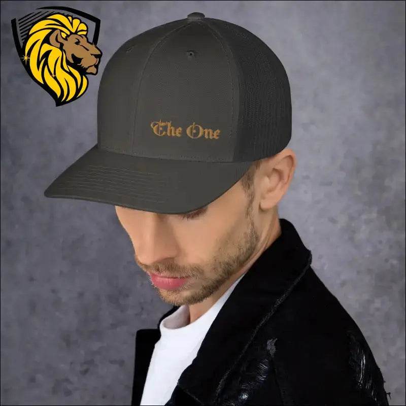 The One Trucker CapThe One Trucker Cap es el accesorio perfecto para quienes buscan un estilo casual, fresco y lleno de actitud. Con su diseño clásico de malla en la parte trasera y unThe One PR
