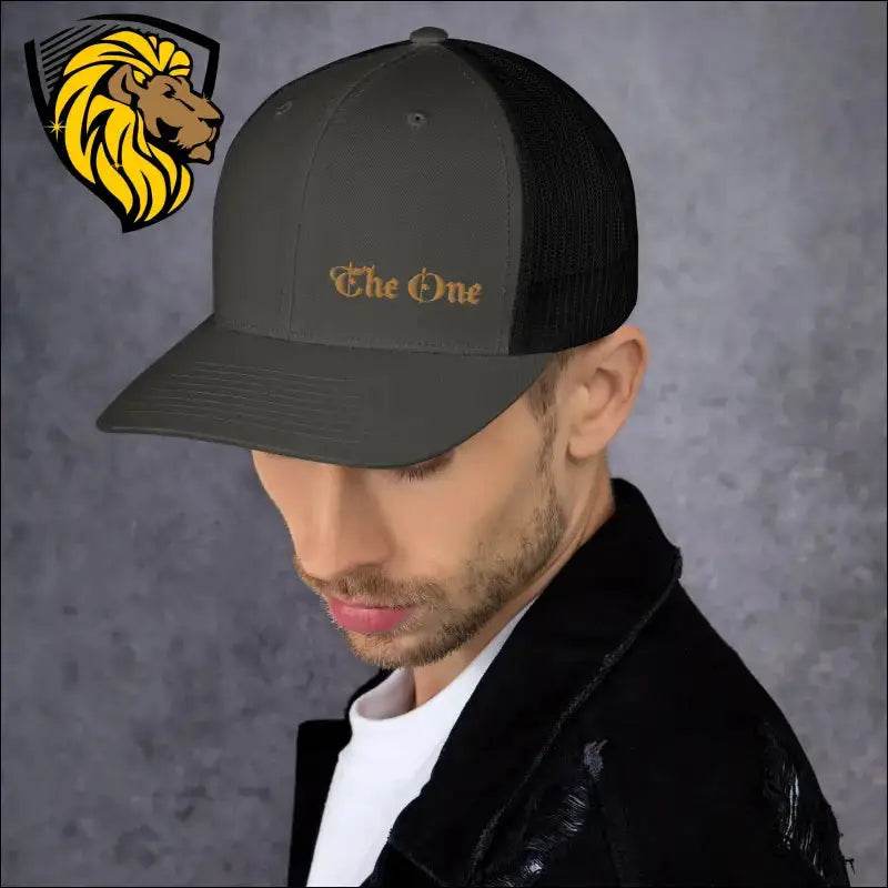 The One Trucker CapThe One Trucker Cap es el accesorio perfecto para quienes buscan un estilo casual, fresco y lleno de actitud. Con su diseño clásico de malla en la parte trasera y unThe One PR