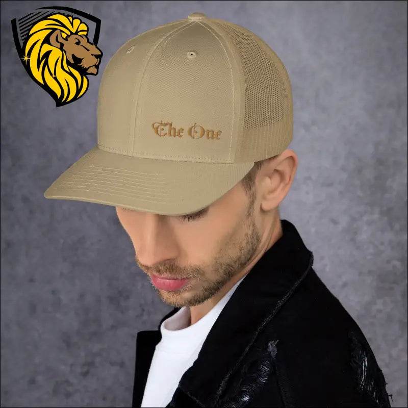 The One Trucker CapThe One Trucker Cap es el accesorio perfecto para quienes buscan un estilo casual, fresco y lleno de actitud. Con su diseño clásico de malla en la parte trasera y unThe One PR