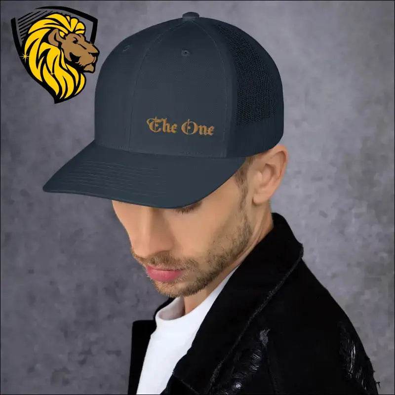 The One Trucker CapThe One Trucker Cap es el accesorio perfecto para quienes buscan un estilo casual, fresco y lleno de actitud. Con su diseño clásico de malla en la parte trasera y unThe One PR