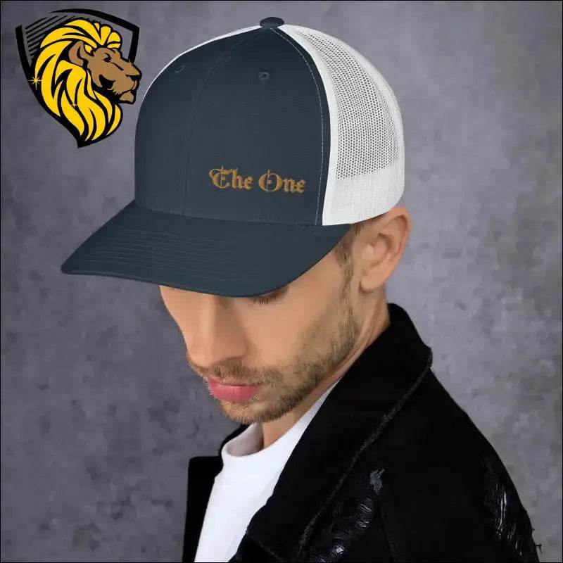 The One Trucker CapThe One Trucker Cap es el accesorio perfecto para quienes buscan un estilo casual, fresco y lleno de actitud. Con su diseño clásico de malla en la parte trasera y unThe One PR
