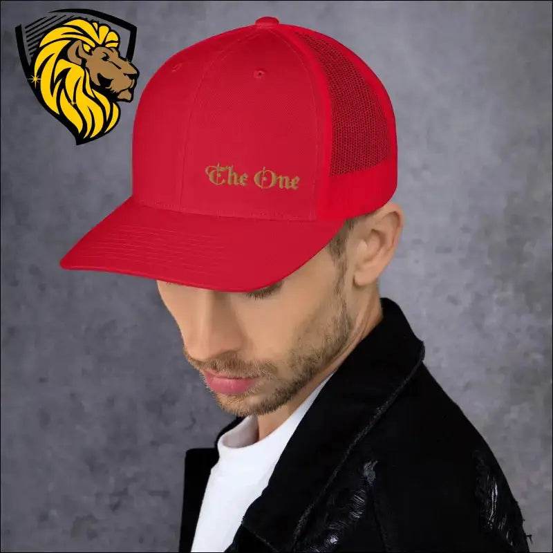 The One Trucker CapThe One Trucker Cap es el accesorio perfecto para quienes buscan un estilo casual, fresco y lleno de actitud. Con su diseño clásico de malla en la parte trasera y unThe One PR