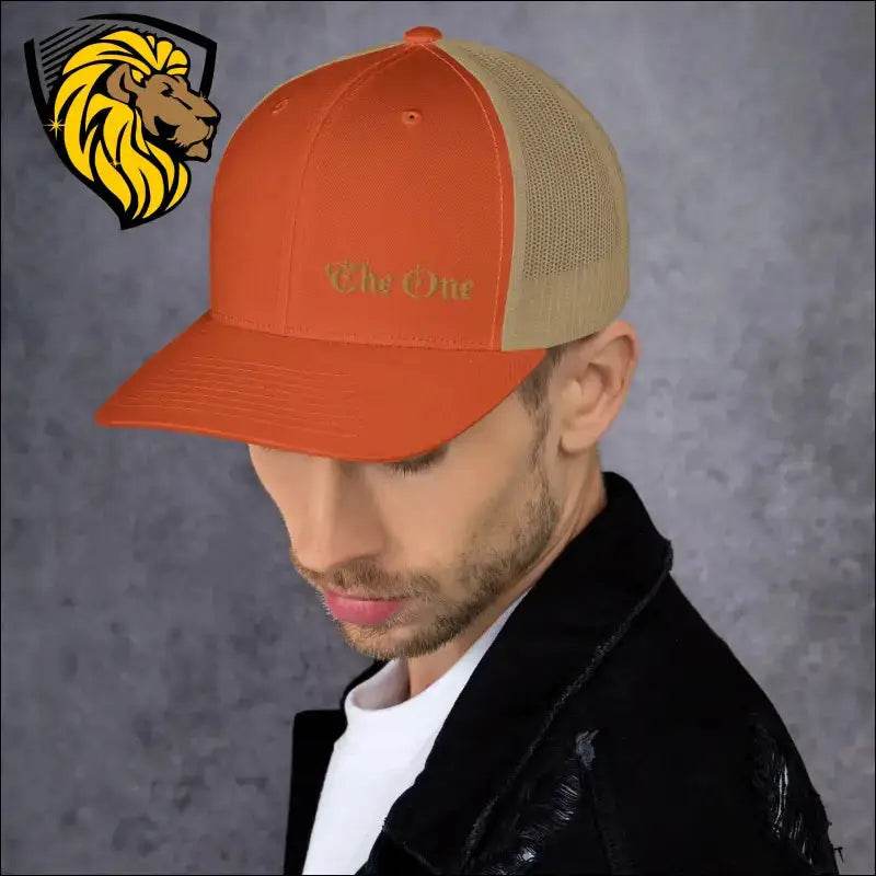The One Trucker CapThe One Trucker Cap es el accesorio perfecto para quienes buscan un estilo casual, fresco y lleno de actitud. Con su diseño clásico de malla en la parte trasera y unThe One PR